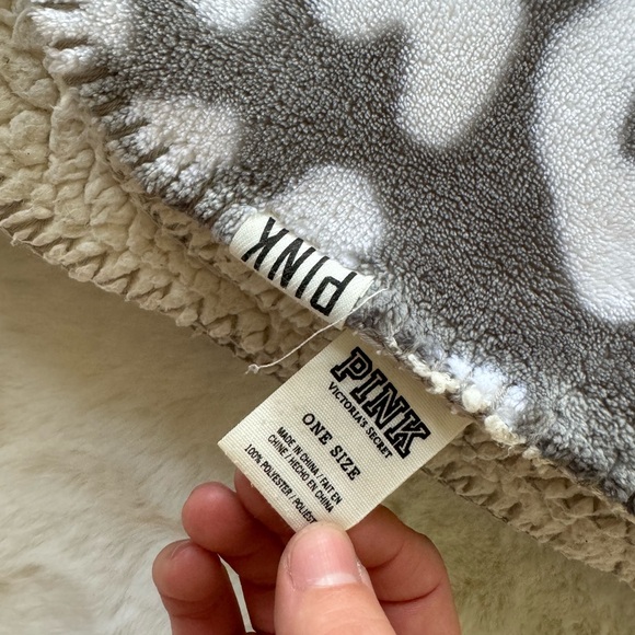 RARE VS Pink Snow Leopard Sherpa Blanket - Picture 7 of 7